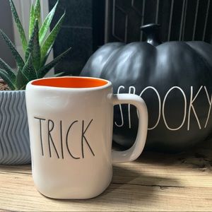 ⚡️FINAL SALE⚡️Rae Dunn TRICK OR TREAT 🍬 Mug